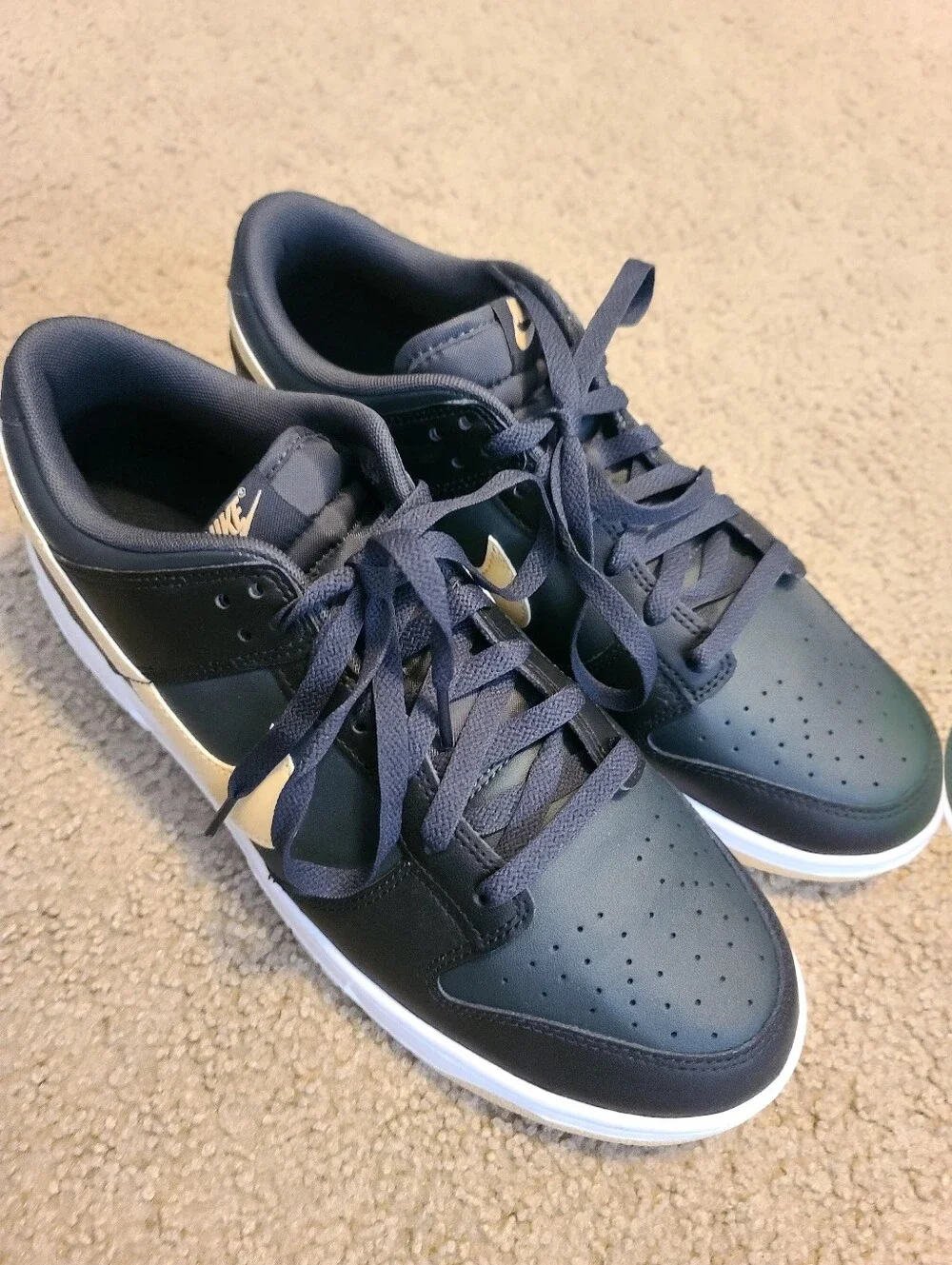 Nike black low